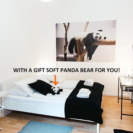 Black & White Apartment With A Gift Soft Panda 布达佩斯 外观 照片