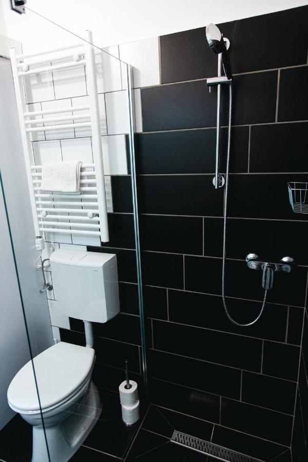 Black & White Apartment With A Gift Soft Panda 布达佩斯 外观 照片