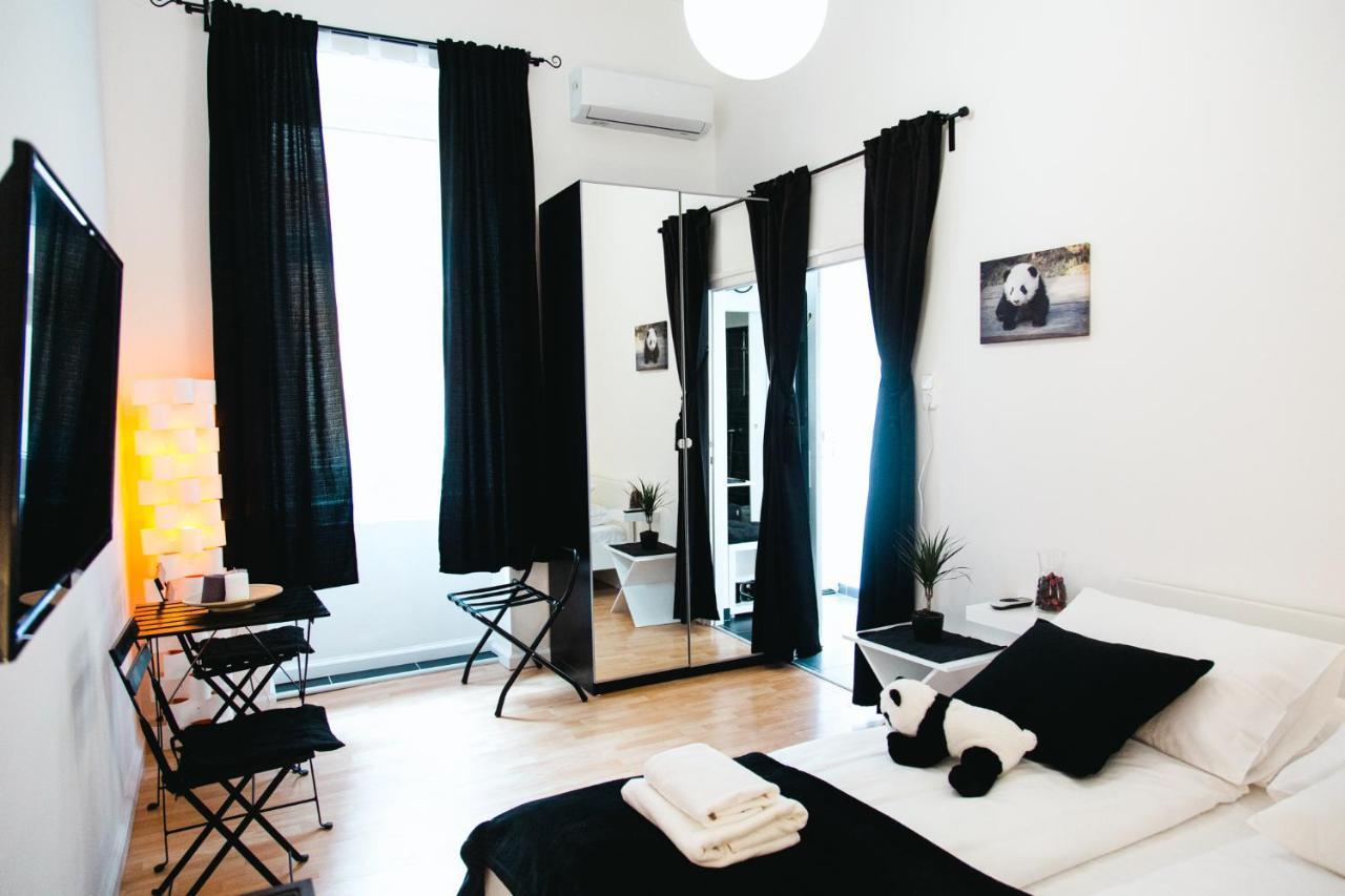 Black & White Apartment With A Gift Soft Panda 布达佩斯 外观 照片
