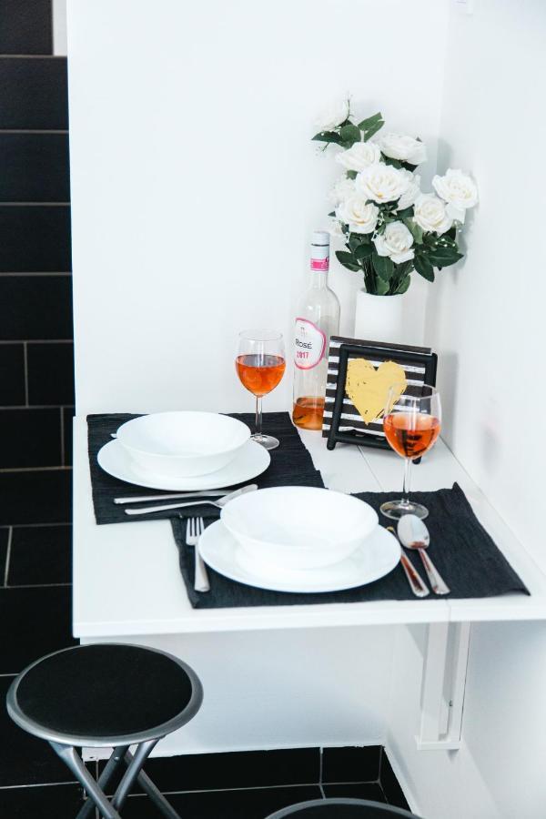 Black & White Apartment With A Gift Soft Panda 布达佩斯 外观 照片