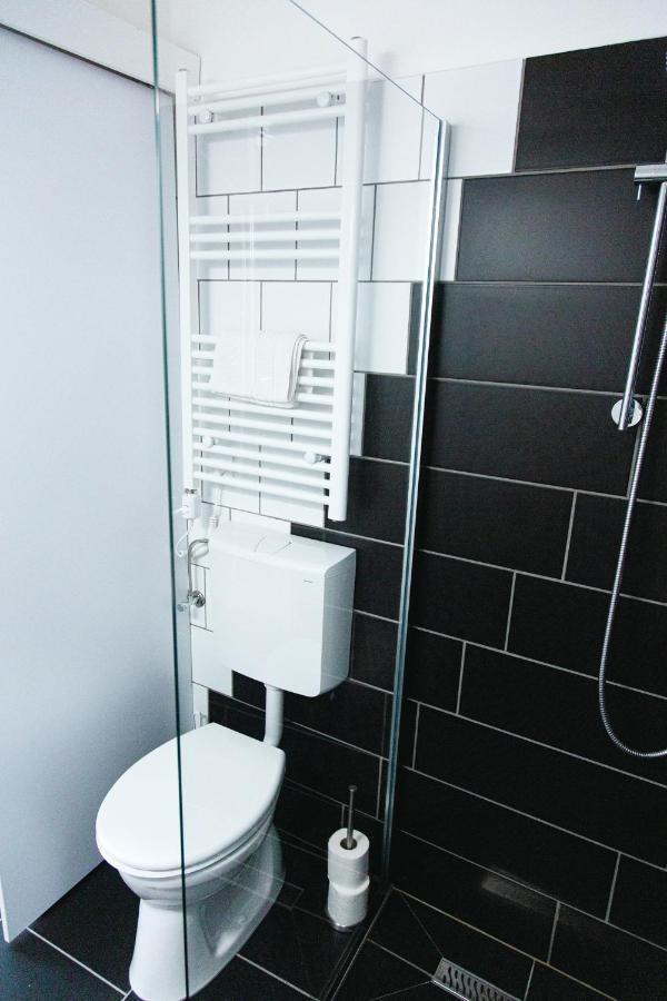 Black & White Apartment With A Gift Soft Panda 布达佩斯 外观 照片