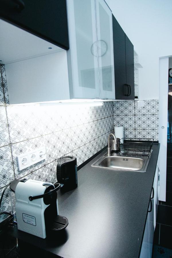 Black & White Apartment With A Gift Soft Panda 布达佩斯 外观 照片