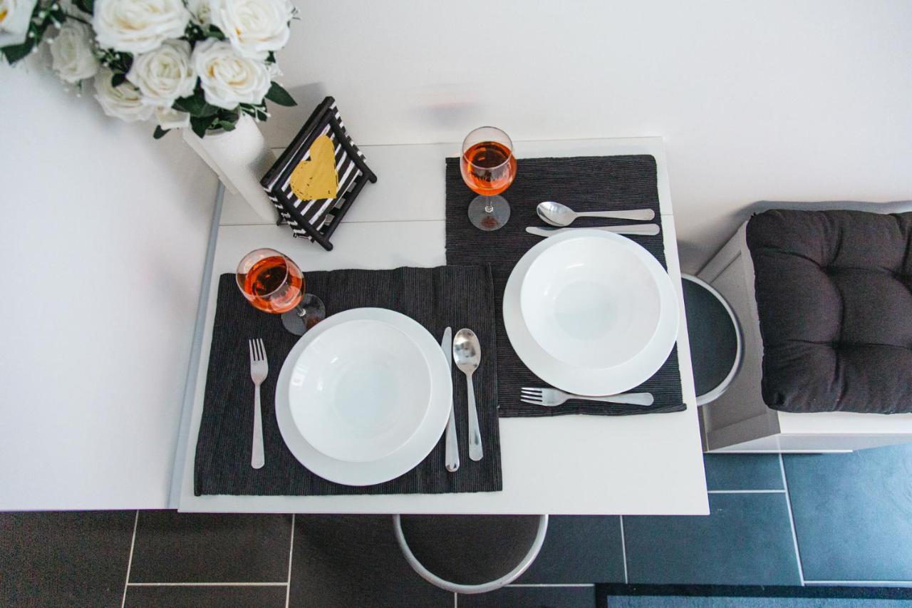 Black & White Apartment With A Gift Soft Panda 布达佩斯 外观 照片