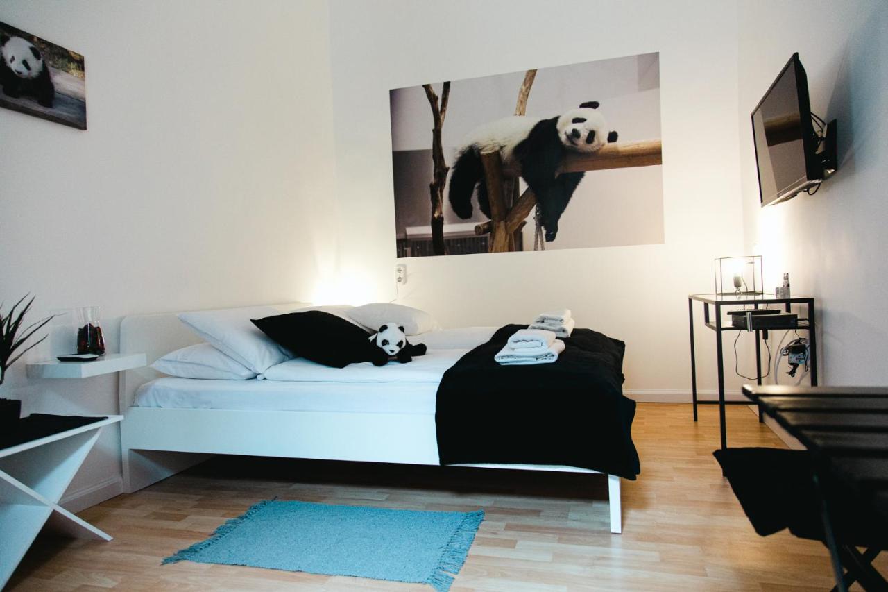 Black & White Apartment With A Gift Soft Panda 布达佩斯 外观 照片
