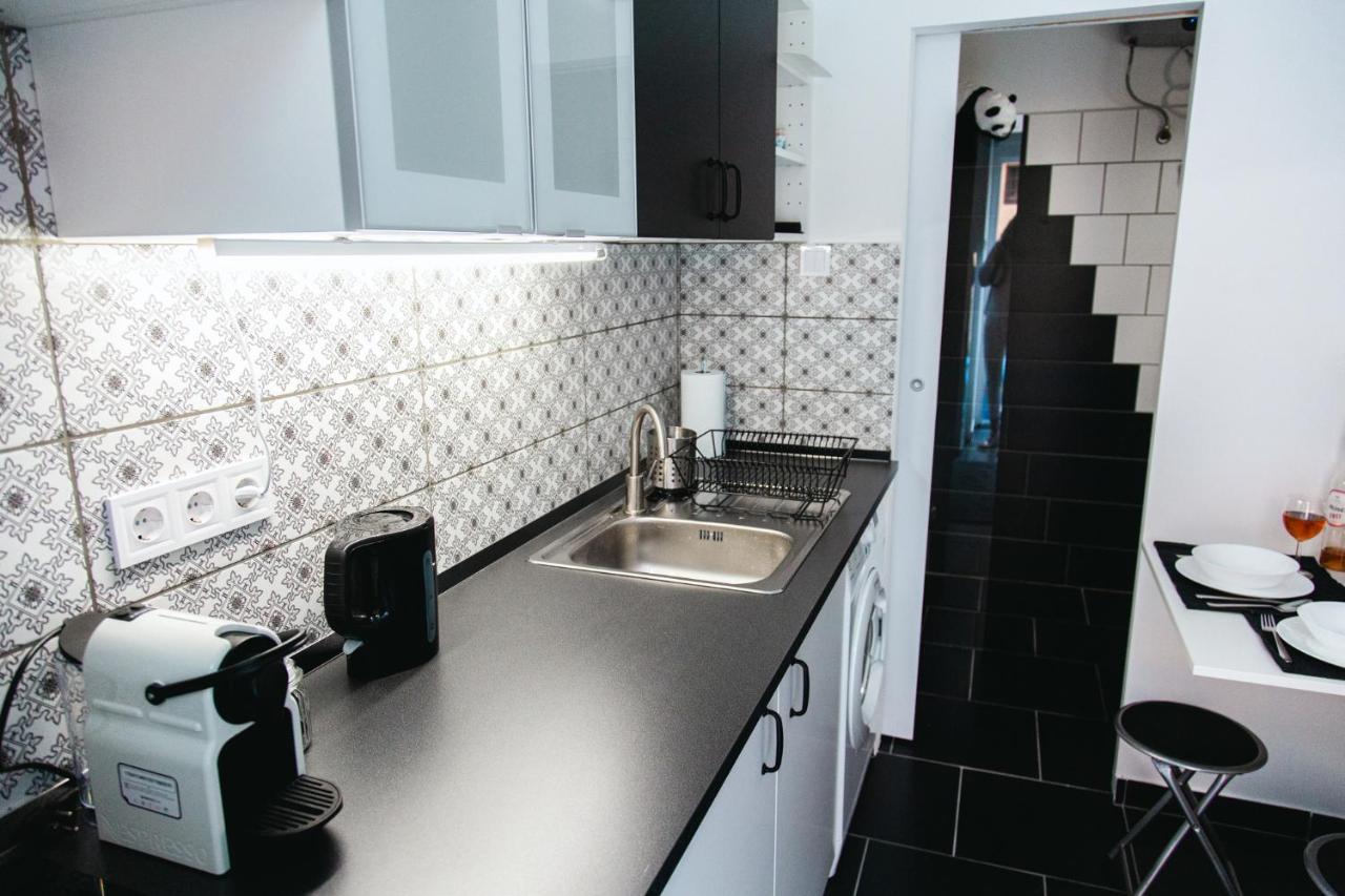 Black & White Apartment With A Gift Soft Panda 布达佩斯 外观 照片