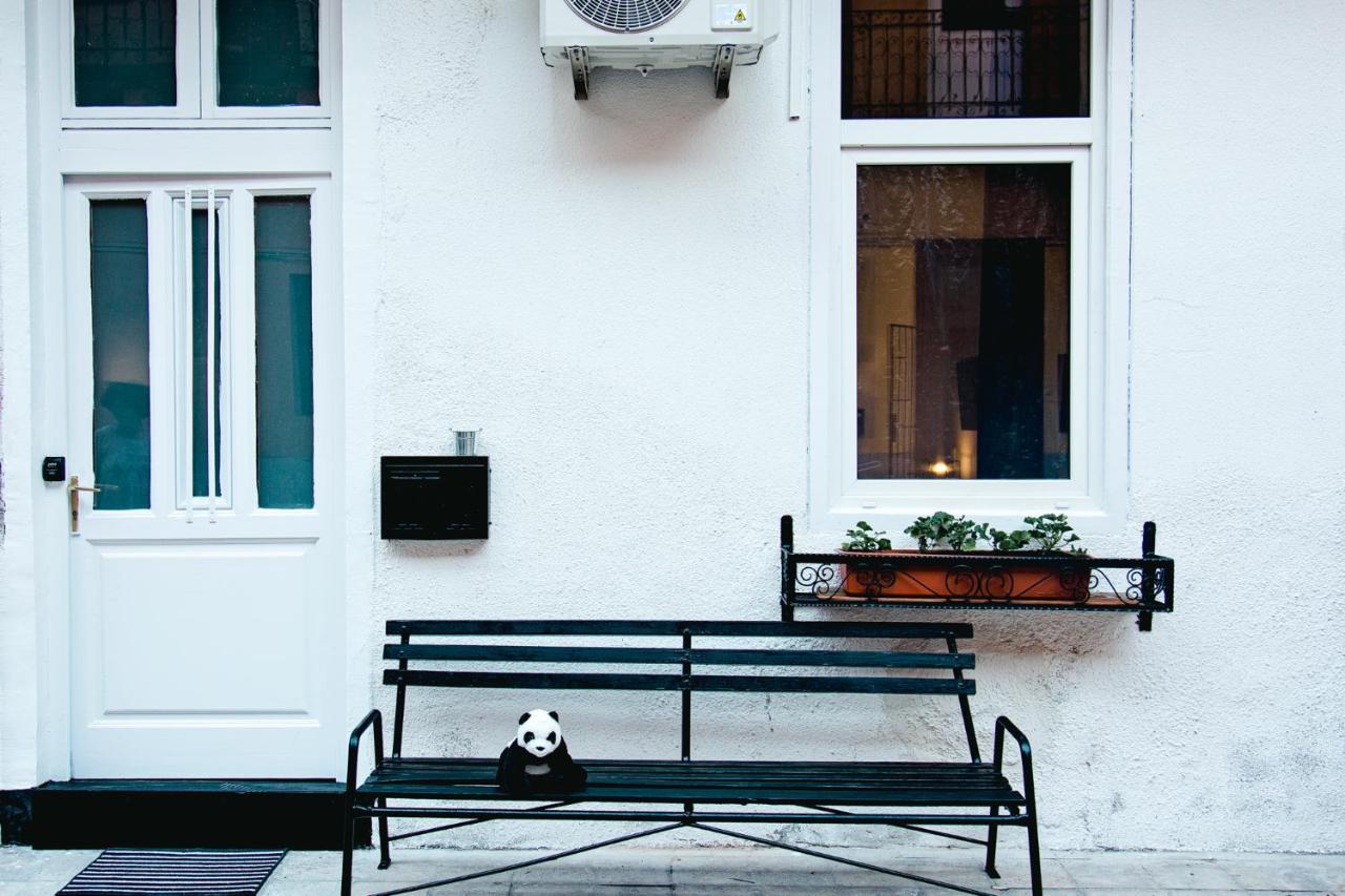 Black & White Apartment With A Gift Soft Panda 布达佩斯 外观 照片